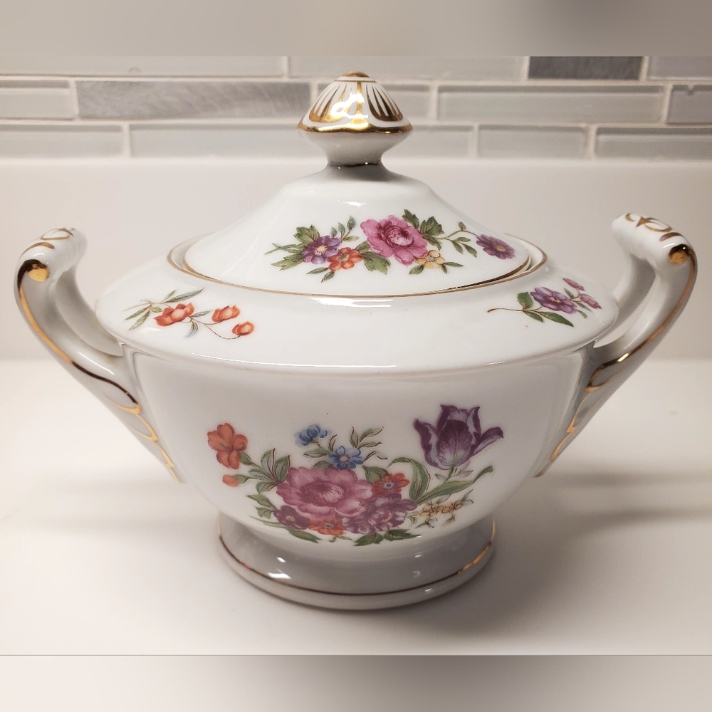 Vintage Aladdin fine china sugar bowl and lid with gold trim. Made in Japan.